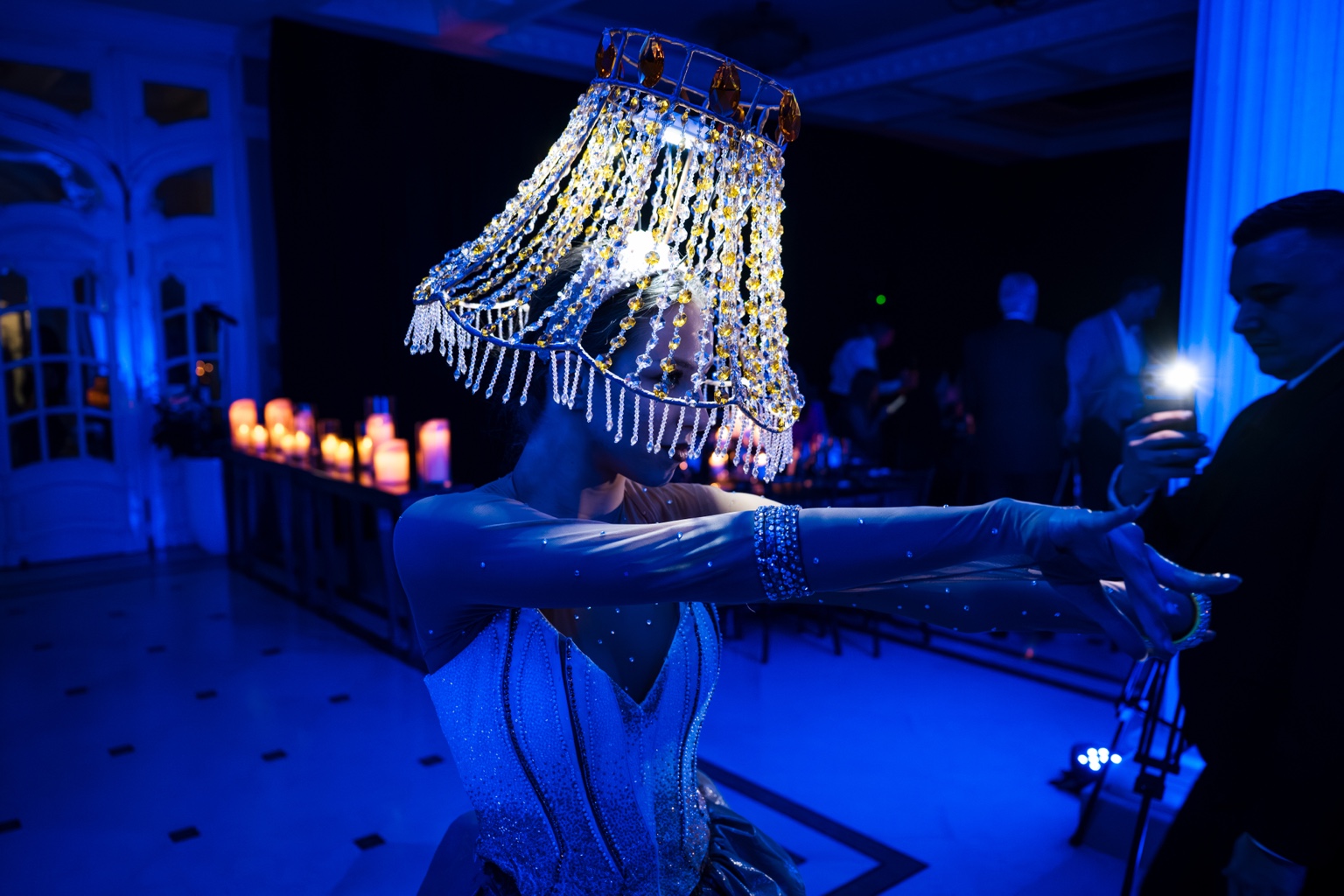 Lamp Ladies performans sa kristalnim abažurom i ispruženim rukama u plavom osvetljenju