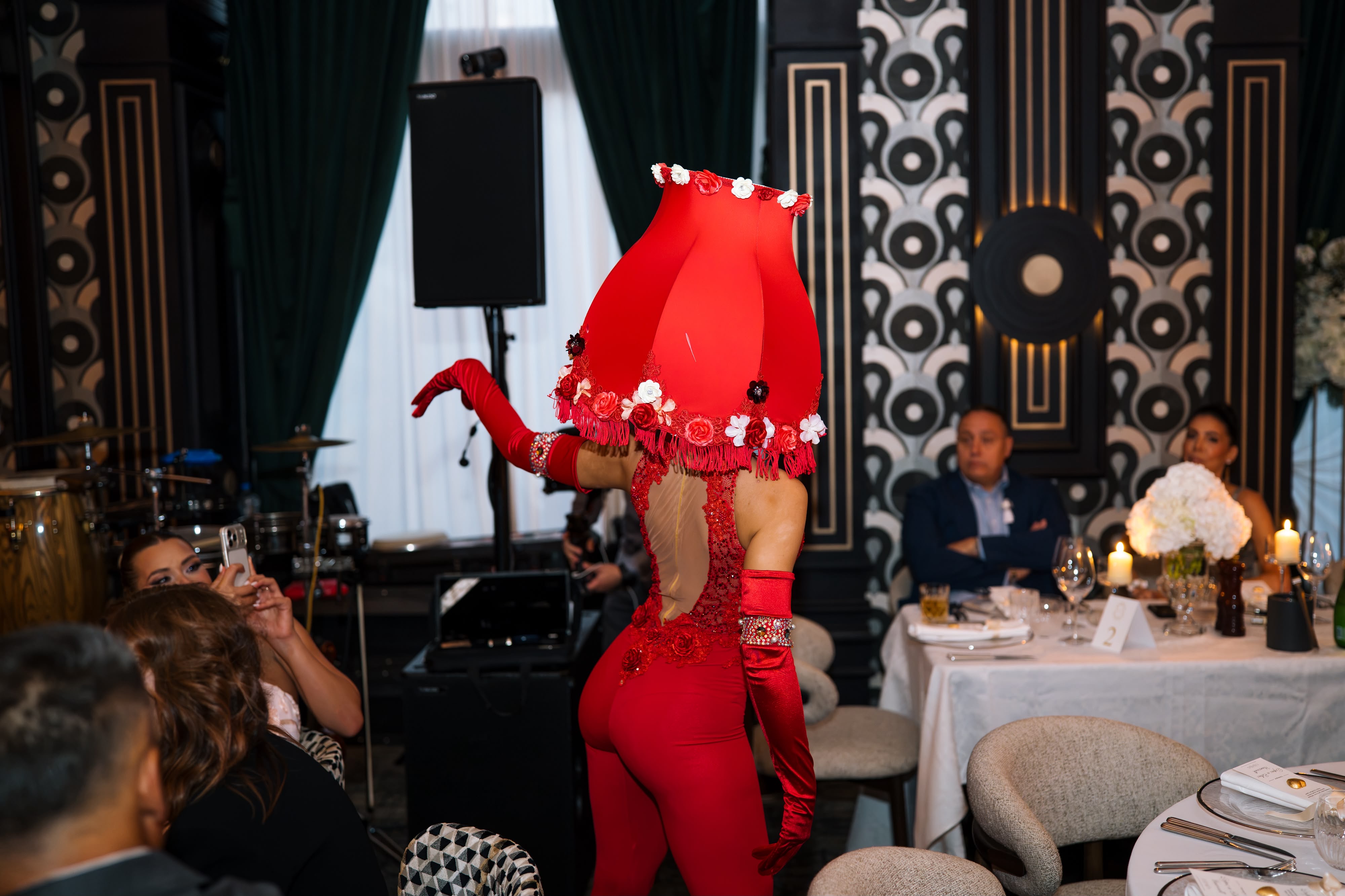 Lamp Ladies nastup među gostima koji fotografišu performans